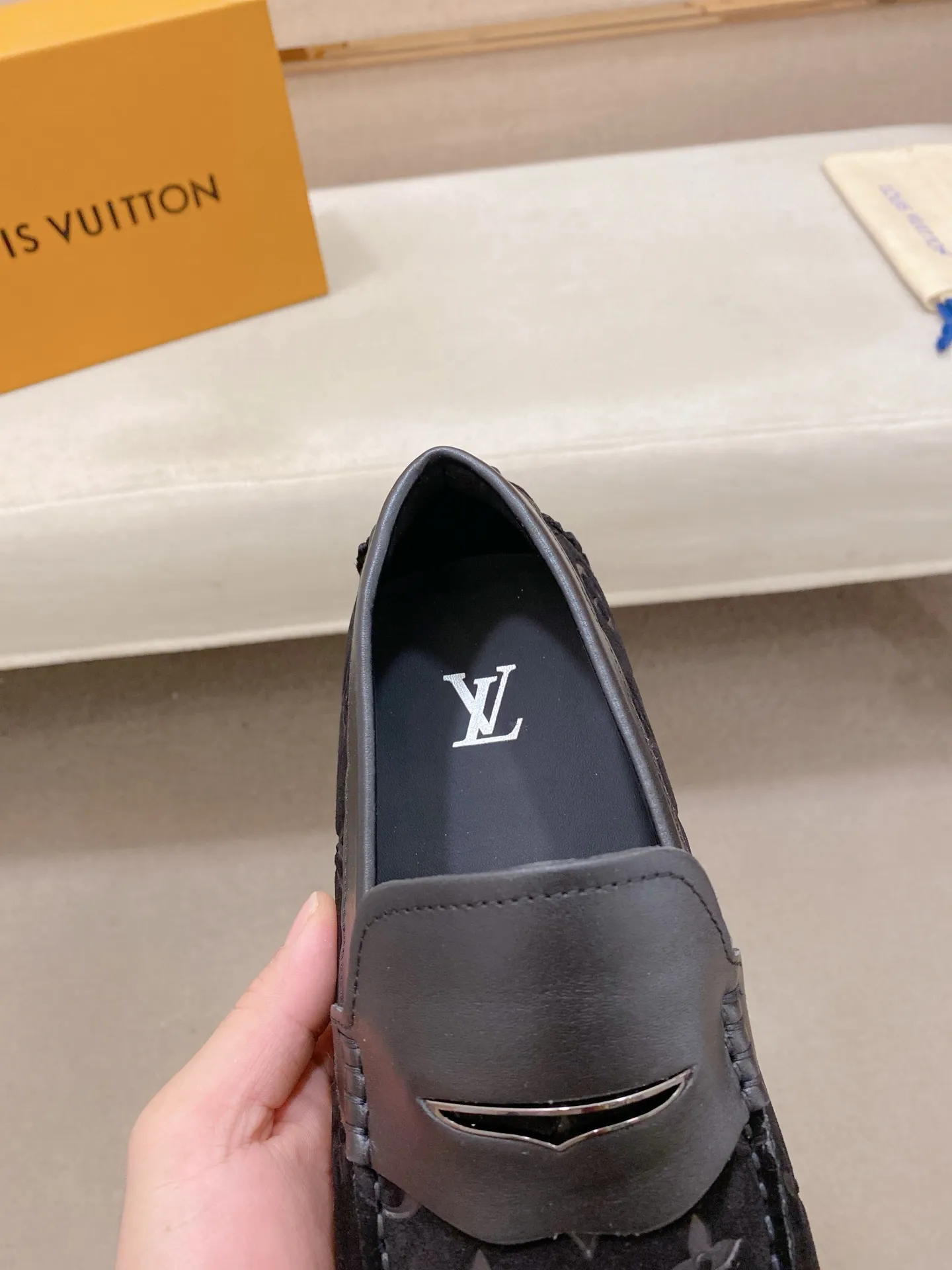 Factory price: 500💰High-end quality! LV 🆕🆕Exclusive hot-selling products in stock🔥🔥New products on the shelves, high-quality Ferragamo men's pea shoes, high-end casual driving shoes, with complete packaging! 💪 💪 Material: imported first-layer cowhide 🐂 + imported high-quality buffalo leather lining + wear-resistant outsole 👍🏻👍🏻 Features: high-end and comfortable, purely handmade 🚀 🚀 Create the perfect shoes that suit you best 🔥 🔥 Size: (38-44) 45 standard size can be customized!